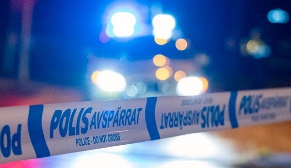 BİR APARTMAN GİRİŞİNE EL BOMBASI ATILDI