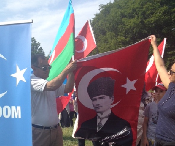 ÇİN PROTESTOSUNDA SKANDAL: ATATÜRKLÜ TÜRK BAYRAĞINA İZİN VERİLMEDİ