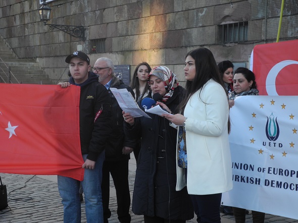 İSVEÇ UETD İSVEÇ PARLAMENTOSU ÖNÜNDE GÖSTERİ YAPTI