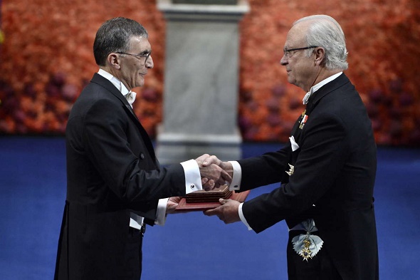 PROF. DR AZİZ SANCAR NOBEL ÖDÜLÜ’NÜ KRALIN ELİNDEN ALDI