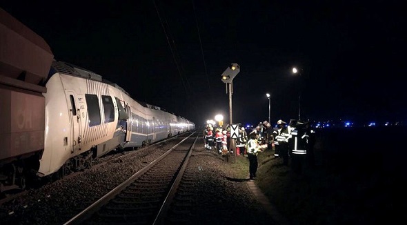 ALMANYA’DA İKİ TREN ÇARPIŞTI