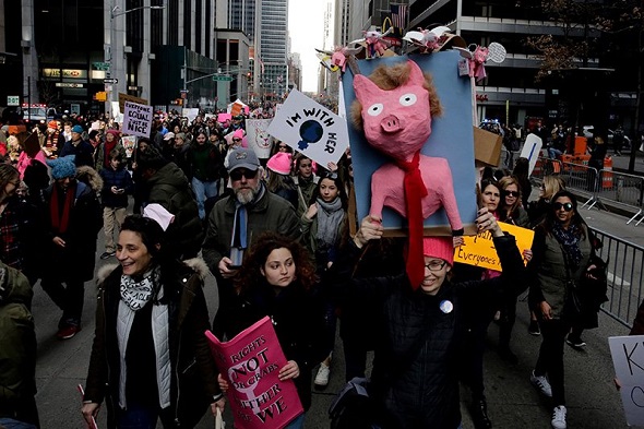TRUMP KADINLAR TARAFINDAN PROTESTO EDİLDİ