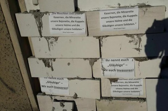 ALMANYA’DA CAMİ GİRİŞ KAPISINA DUVAR ÖRÜLDÜ