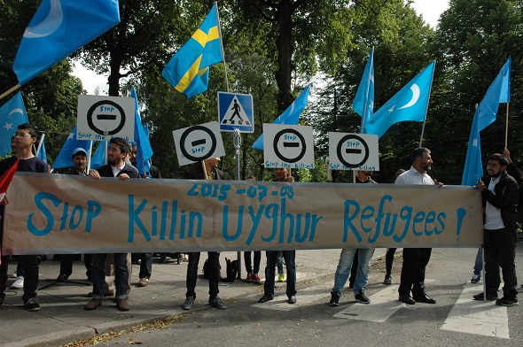 UYGUR TÜRKLERİ TAYLAND ELÇİLİĞİNİ PROTESTO ETTİ