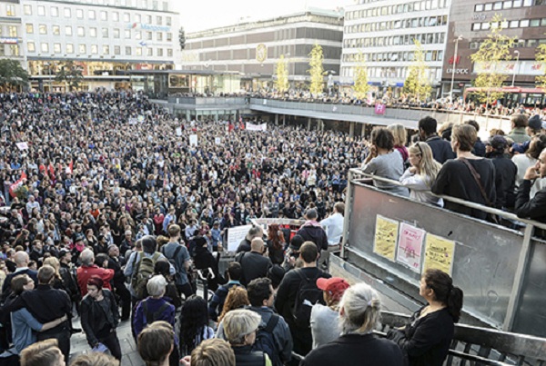 Binlerce anti-ırkçı Sergel Meydanı’nda toplandı