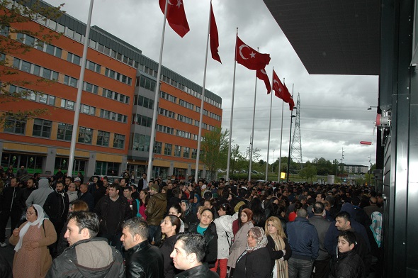 STOCKHOLM’DA OY KULLANMA TÜM HIZIYLA SÜRÜYOR