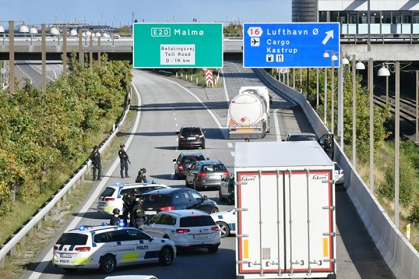 ÜÇ ÜLKE ARASINDA TRAFİK DURDU. ÇALINTI OTOMOBİL BULUNDU