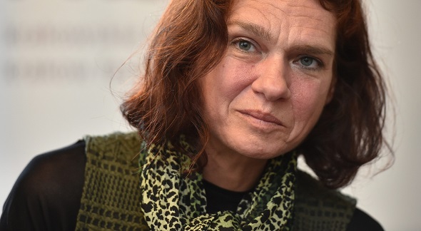 ASLI ERDOĞAN’IN ÖDÜLÜNÜ ANNESİ ALIYOR