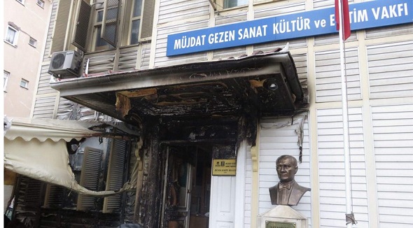 MÜJDAT GEZEN SANAT MERKEZİ’NE ÇİRKİN SALDIRI