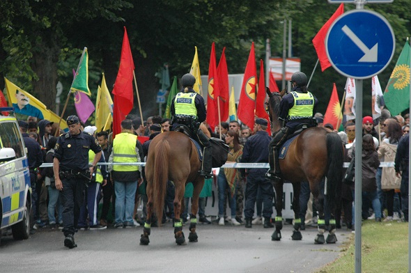 PKK STOCKHOLM BÜYÜKELÇİLİĞİ ÖNÜNDE PROTESTO EYLEMİ YAPTI