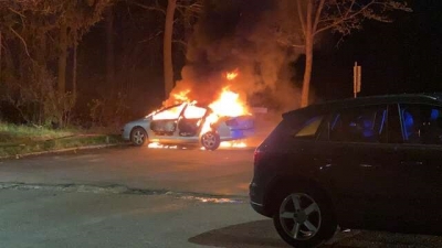 ESKİLSTUNA’DA YAKILAN ARABALARIN ARKA PLANINDA ÖÇ ALMA ÇIKTI