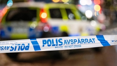 GÖTEBORG’DA BİR KİŞİ POLİSLERİ VURMAKLA TEHDİT ETTİ