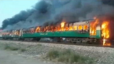 PAKİSTAN’DA TREN FACİASI